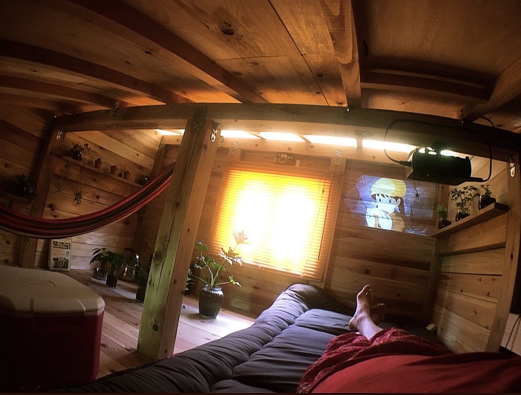 映画を見ながらの朝