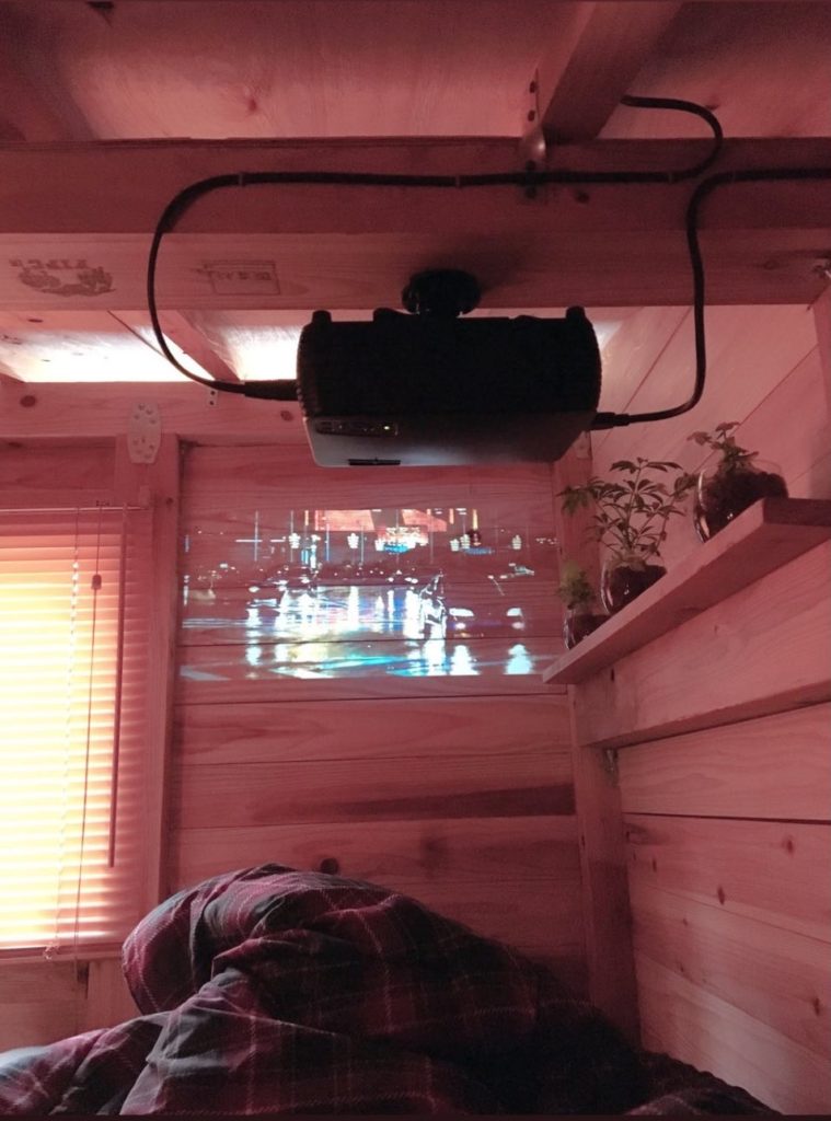 小屋裏部屋で映画鑑賞